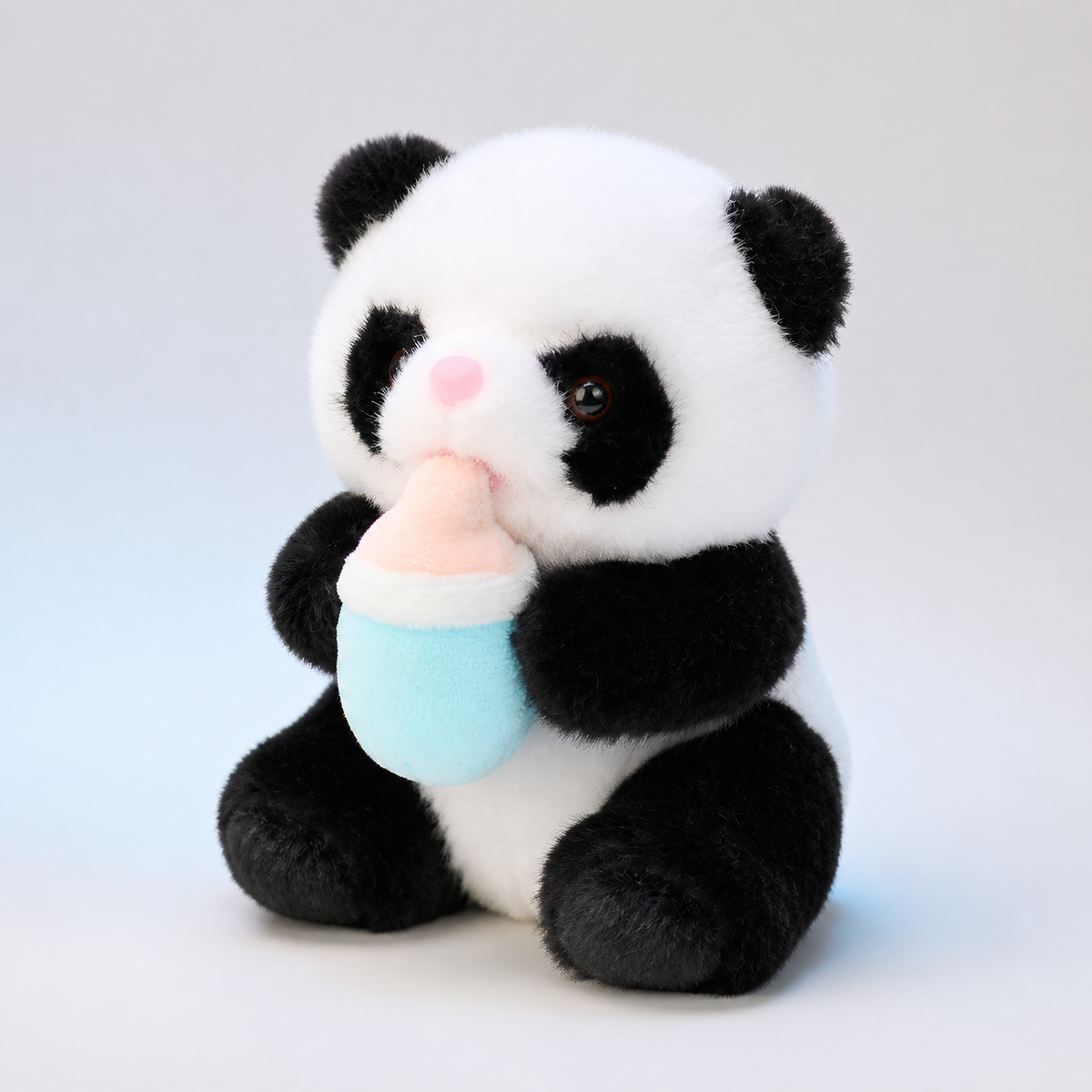 哺乳瓶を抱えるパンダぬいぐるみの商品画像（2）