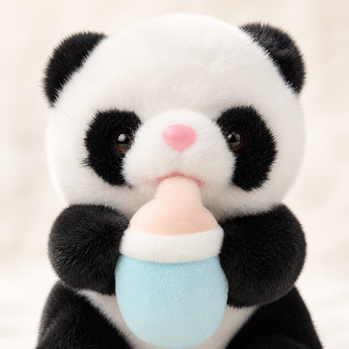 哺乳瓶を抱えるパンダぬいぐるみの商品画像（4）